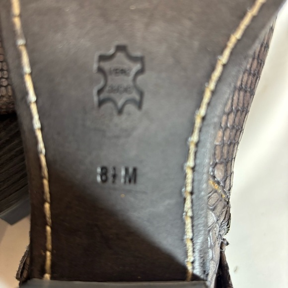 DONALD PLINER Sz 8.5 Dalis Stacked Heel Embossed Back Hooded Almond Toe Boots - Picture 8 of 11